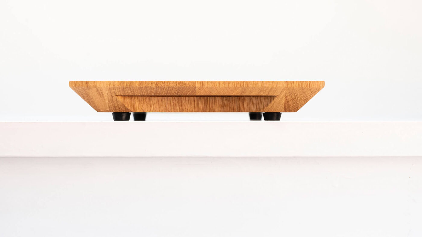 Am Bild sieht man ein kleines Eichen-Schneidbrett von ZM-Messer.