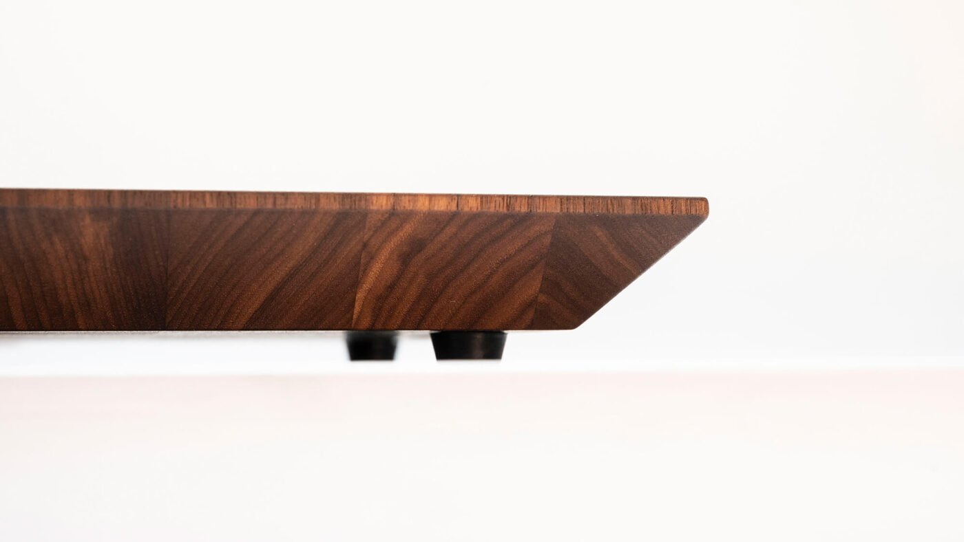 Am Foto ist ein kleines ZM-Messer Schneidbrett aus Nussholz dargestellt.