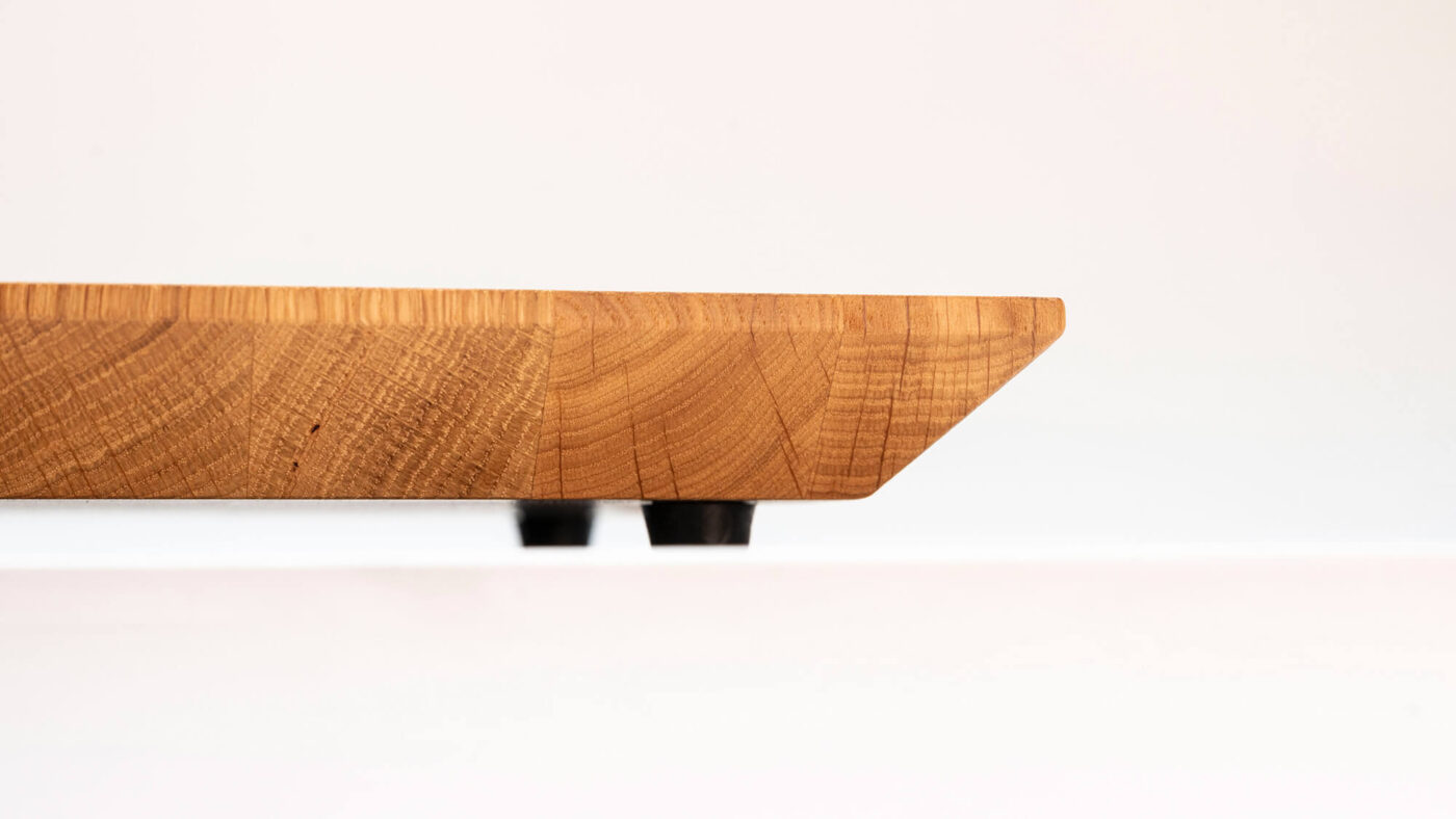 Am Bild sieht man ein kleines Eichen-Schneidbrett von ZM-Messer.