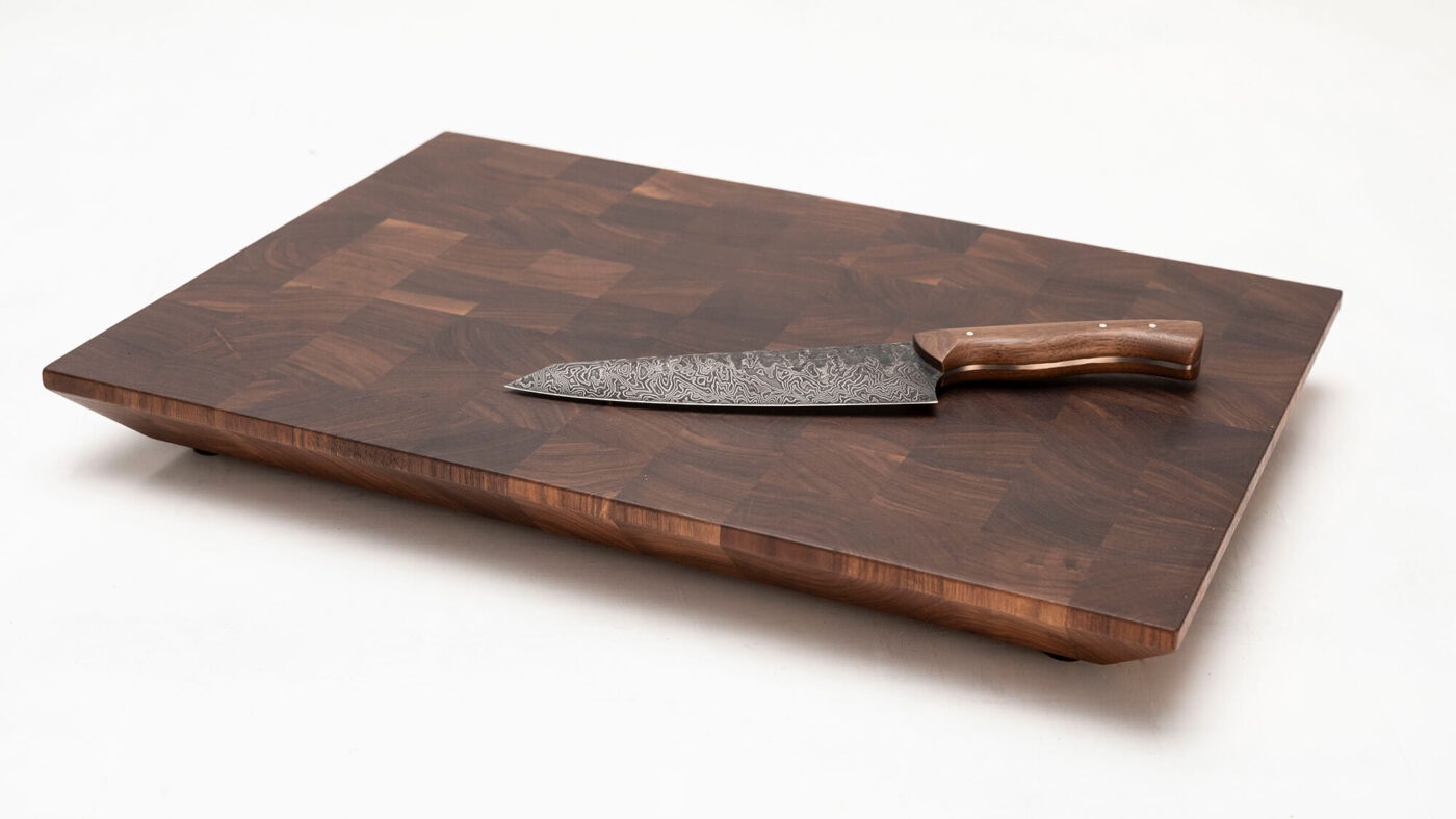 Das Bild zeigt ein großes Schneidbrett aus Nussholz der Firma ZM-Messer.