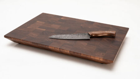 Das Bild zeigt ein großes Schneidbrett aus Nussholz der Firma ZM-Messer.