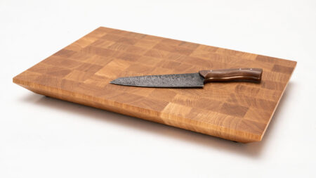 Das Bild zeigt ein großes ZM-Messer Schneidbrett aus Eiche.