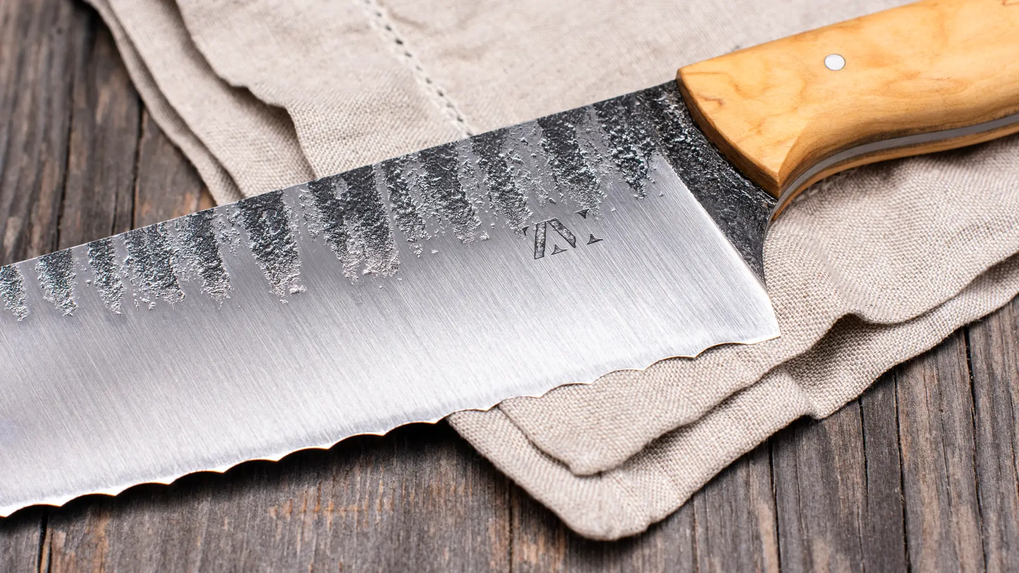 Handgeschmiedetes Brotmesser aus Kohlenstoffstahl und Holzgriff