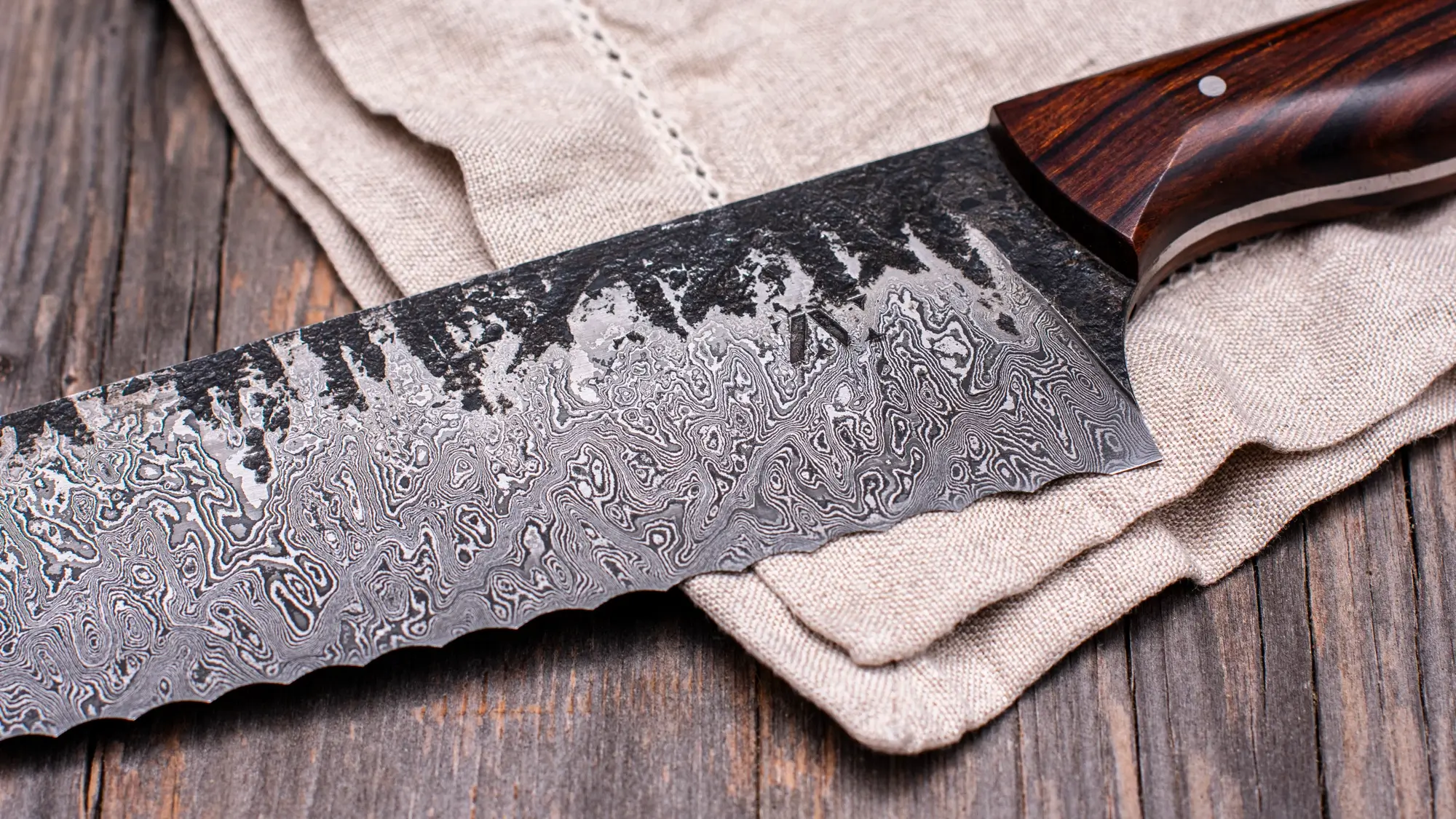 Handgeschmiedetes Brotmesser aus Damaszenerstahl mit 240 Lagen und Holzgriff