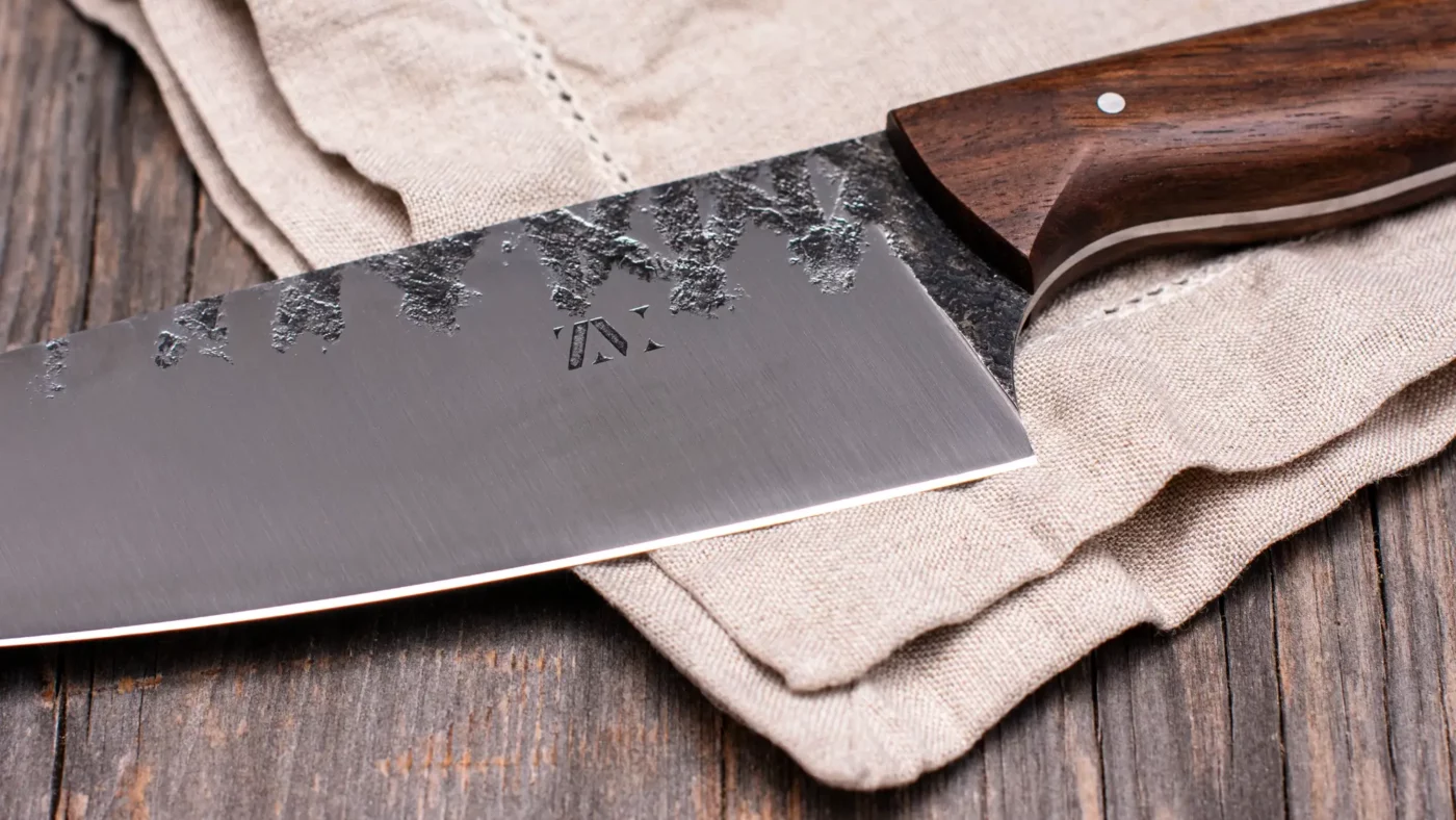 Handgeschmiedetes Kochmesser aus Kohlenstoffstahl mit Holzgriff