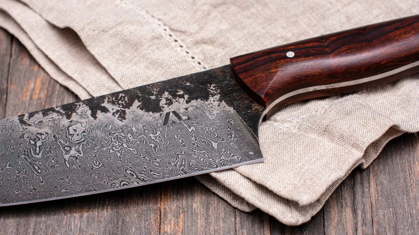 Handgeschmiedetes Kochmesser aus Damaszenerstahl mit 240 Lagen und Holzgriff