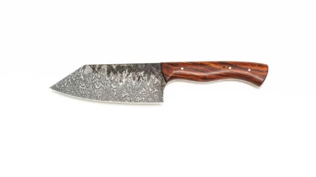 Handgeschmiedetes Damast Ko-Bunka Kochmesser mit ausdrucksstarkem Wüsteneisenholz-Griff auf weißem Hintergrund von ZM-Messer aus Haag am Hausruck, Oberösterreich