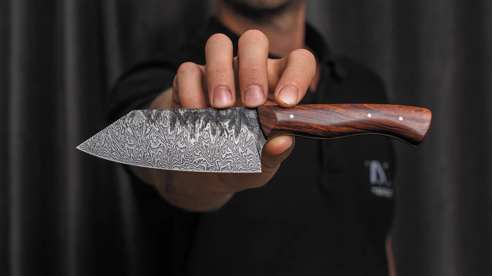 Handgeschmiedetes Ko-Bunka Messer aus 60 Lagen Damaststahl mit Wüsteneisenholz-Griff in der Hand präsentiert von ZM-Messer aus Haag am Hausruck, Oberösterreich
